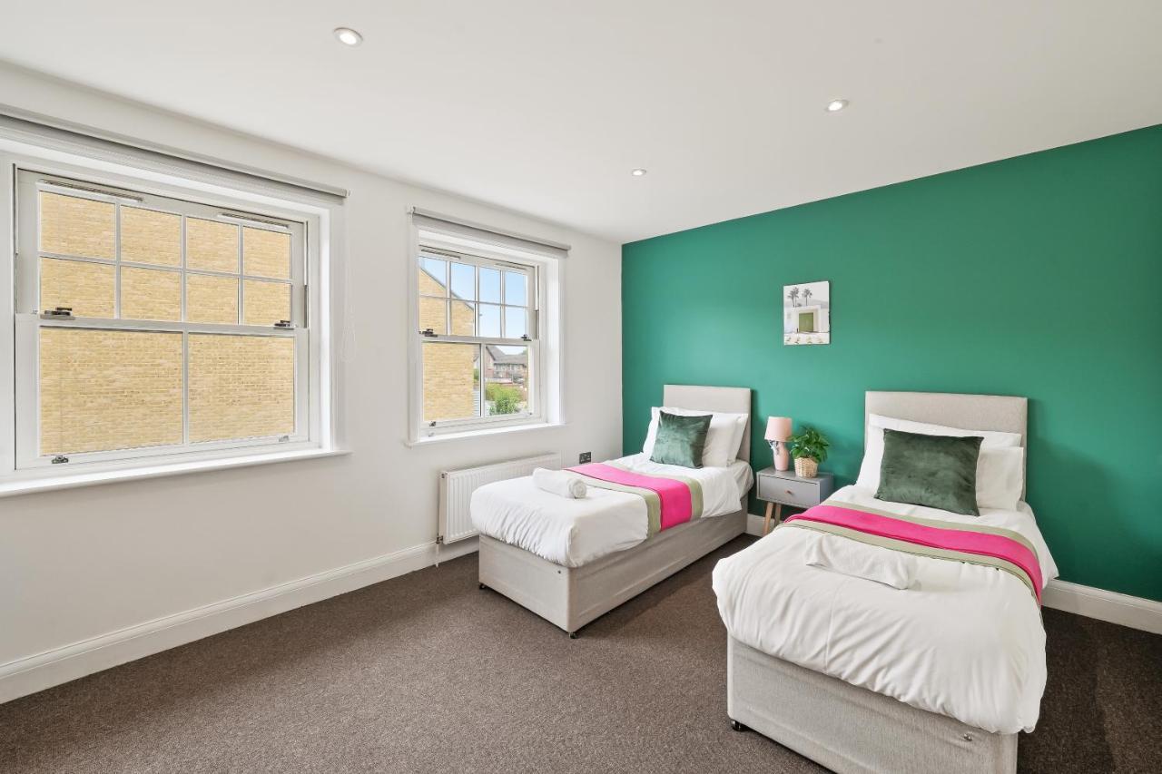 Lovely 4 Bed With Ensuite Free Wifi Off Street Parking In Sutton Morden  Eksteriør bilde